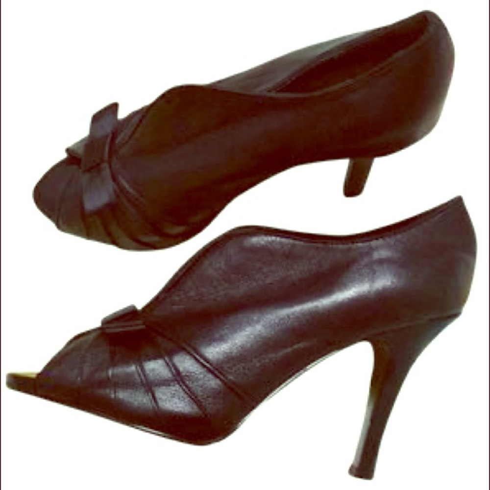 Tahari Dallas Shoo-tie